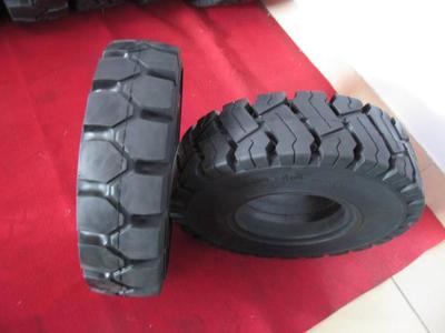 汽車輪胎有爆胎出事故的危險,為何不做成實心的呢